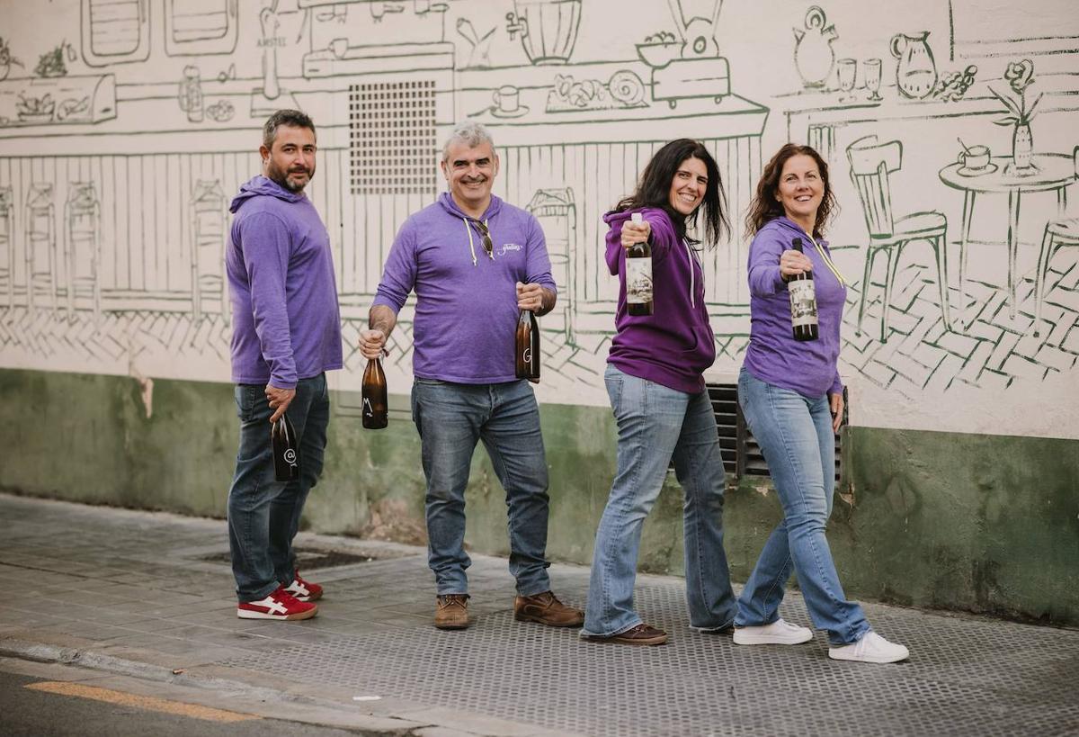 Iván, Jose, Ana y Silvia, con los vinos de variedades recuperadas.