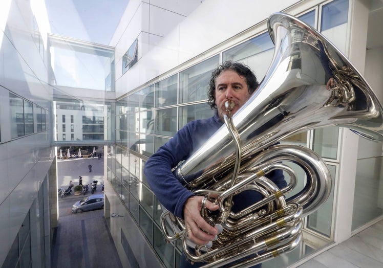 Eduardo Nogueroles hace sonar la tuba en el conservatorio profesional de Valencia.