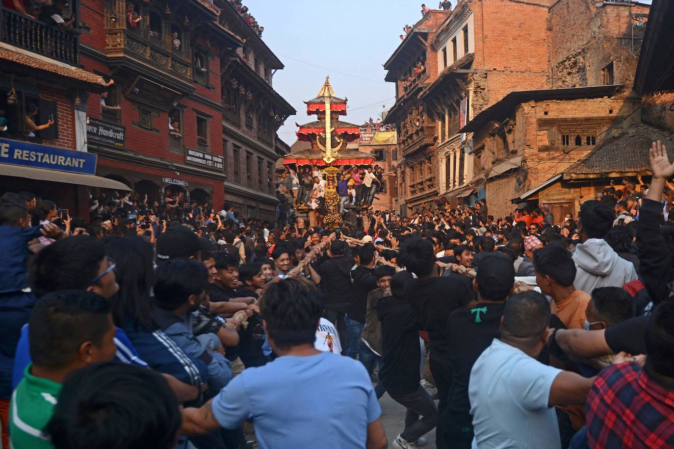 Así es el Bisket Jatra, el festival más colorido y alocado de Nepal