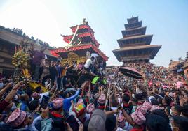 Así es el Bisket Jatra, el festival más colorido y alocado de Nepal