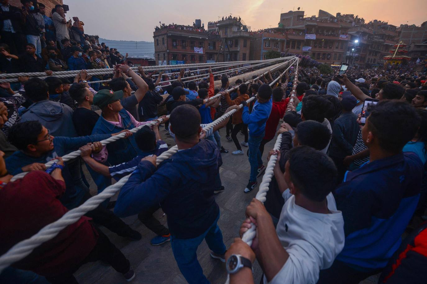 Así es el Bisket Jatra, el festival más colorido y alocado de Nepal