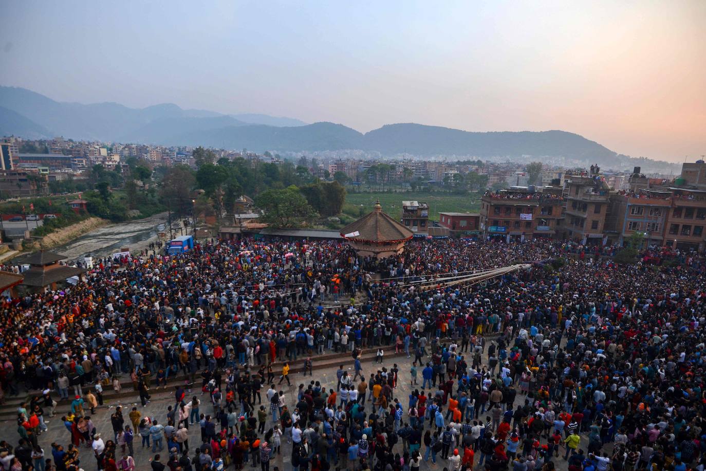 Así es el Bisket Jatra, el festival más colorido y alocado de Nepal