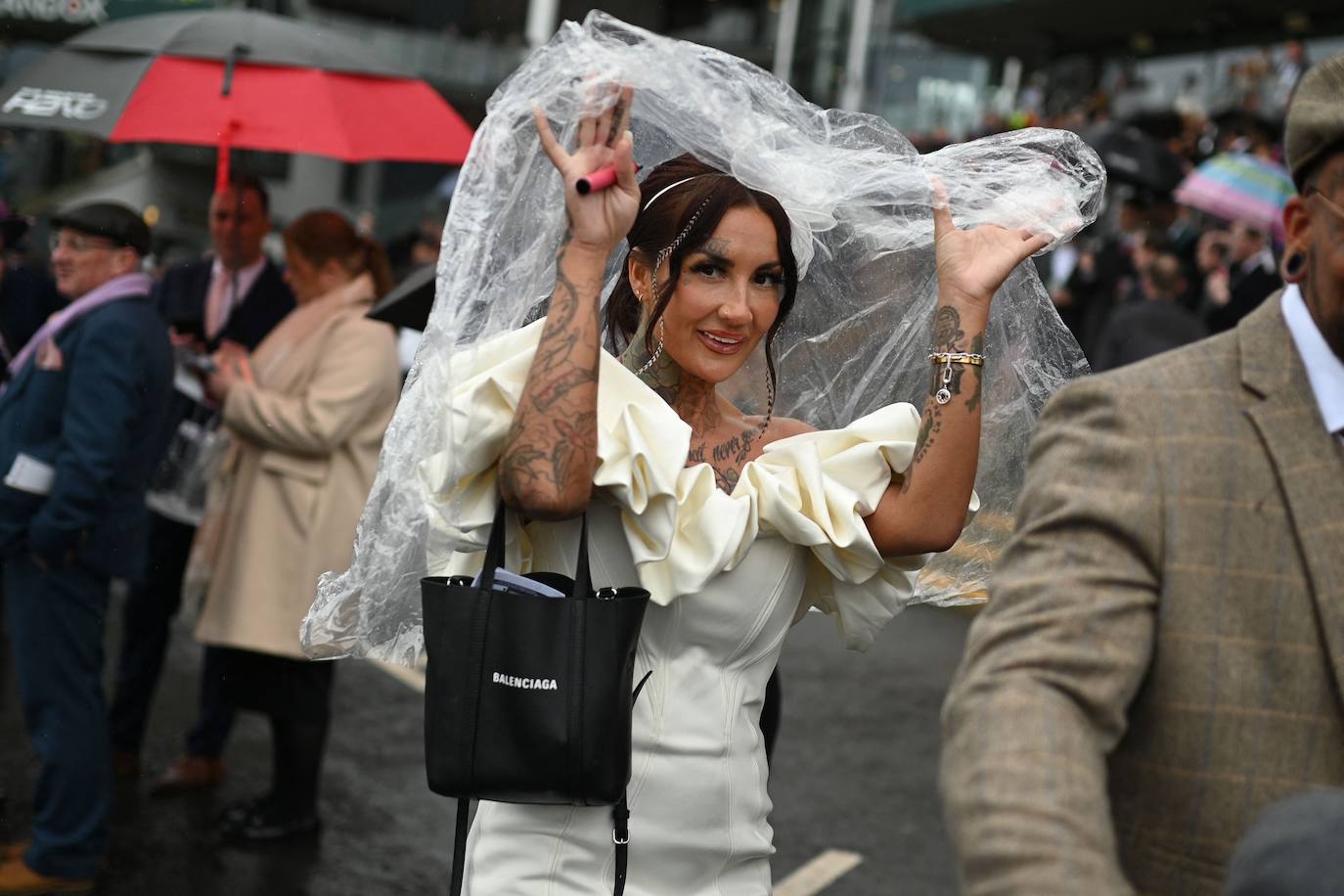 El hipódromo de Liverpool celebra el &#039;Día de las Damas&#039; bajo la lluvia