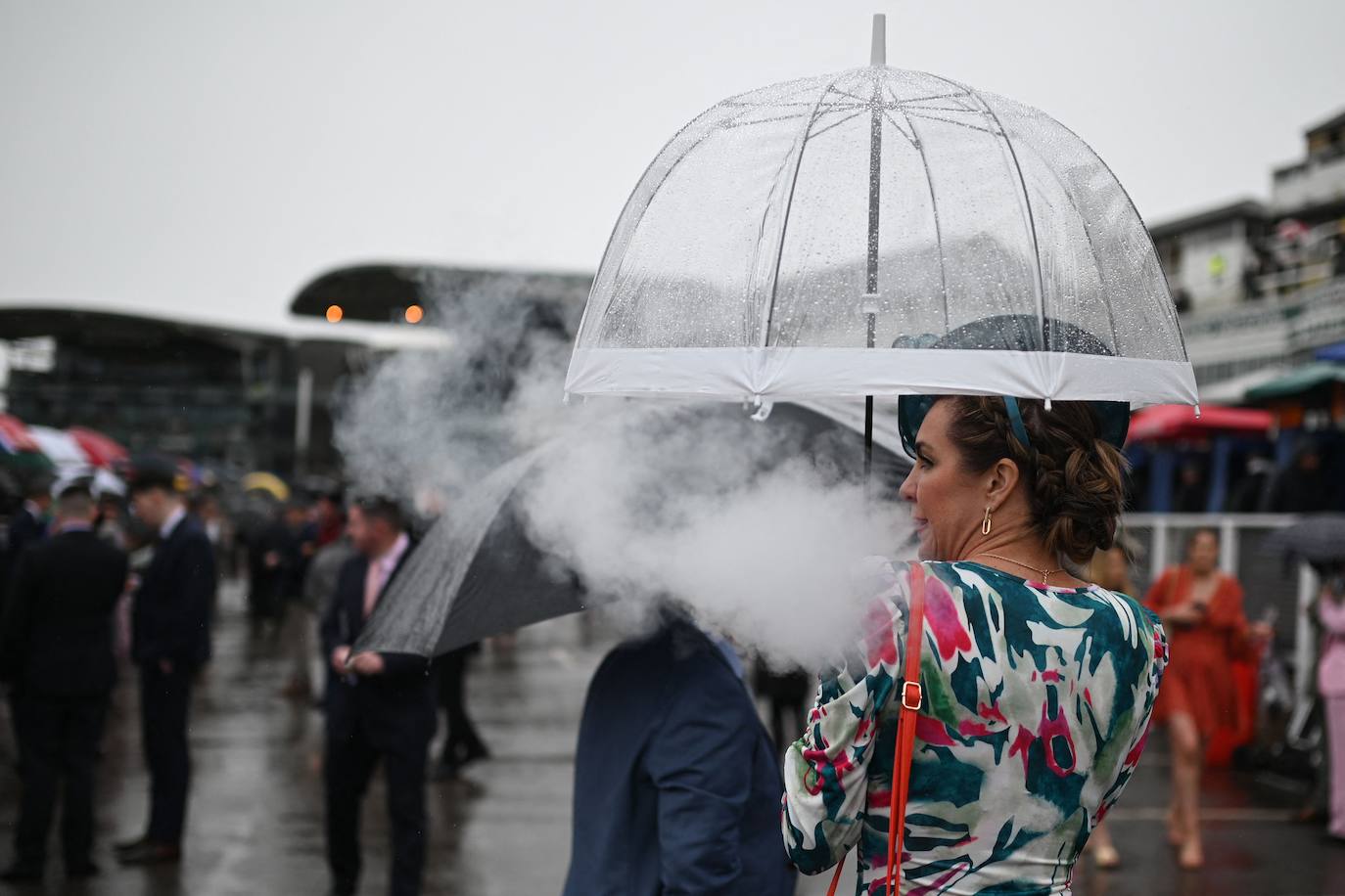 El hipódromo de Liverpool celebra el &#039;Día de las Damas&#039; bajo la lluvia