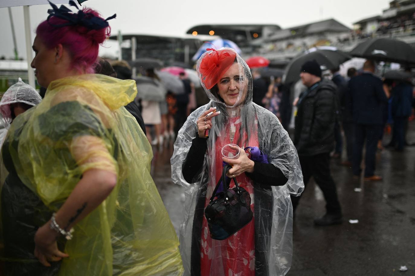 El hipódromo de Liverpool celebra el &#039;Día de las Damas&#039; bajo la lluvia