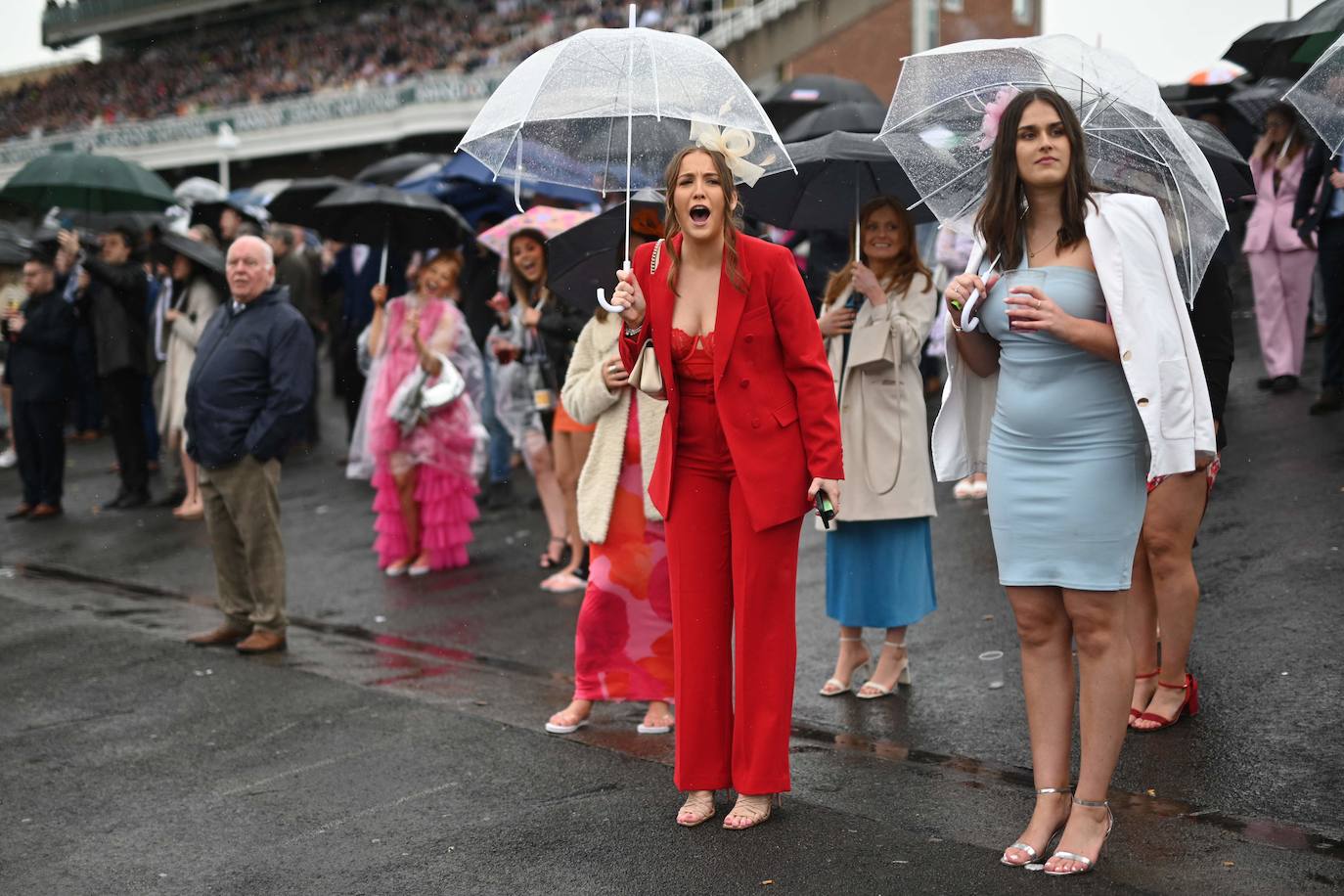 El hipódromo de Liverpool celebra el &#039;Día de las Damas&#039; bajo la lluvia