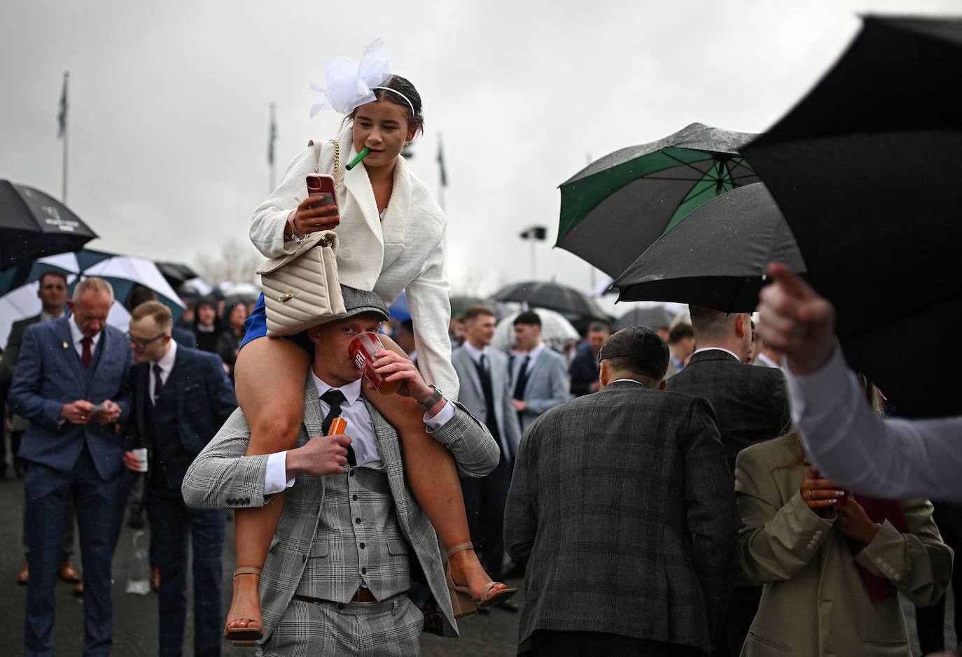 El hipódromo de Liverpool celebra el &#039;Día de las Damas&#039; bajo la lluvia