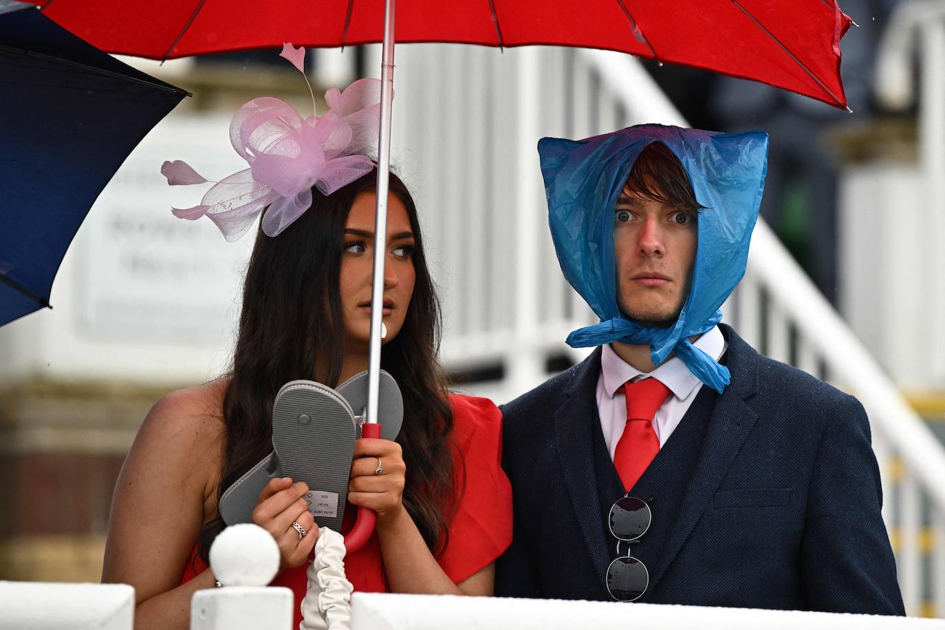 El hipódromo de Liverpool celebra el &#039;Día de las Damas&#039; bajo la lluvia