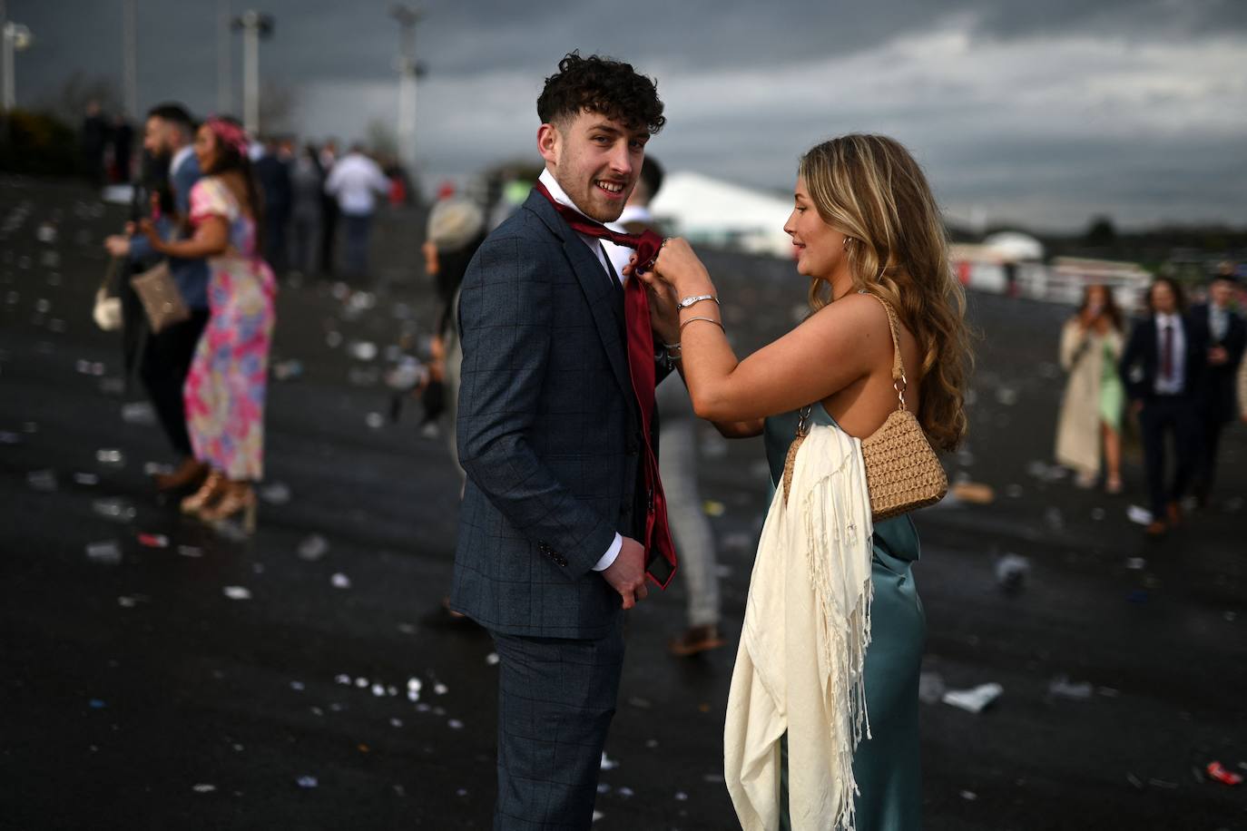 El hipódromo de Liverpool celebra el &#039;Día de las Damas&#039; bajo la lluvia