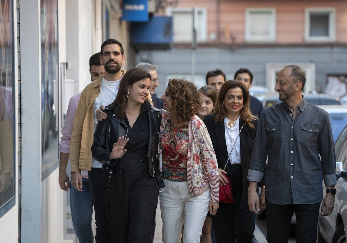 Sandra Gómez, junto a la ministra de Hacienda, María Jesús Montero.