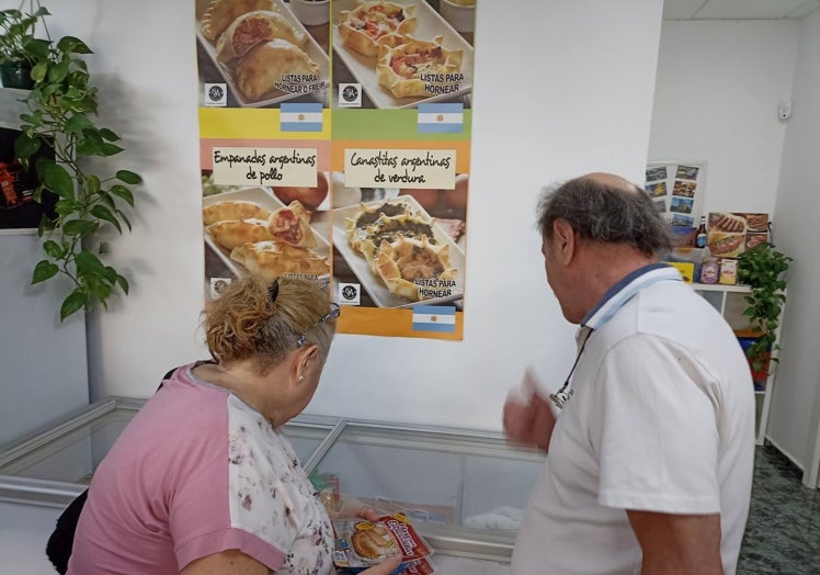 Margarita y Carlos compran productos argentinos.