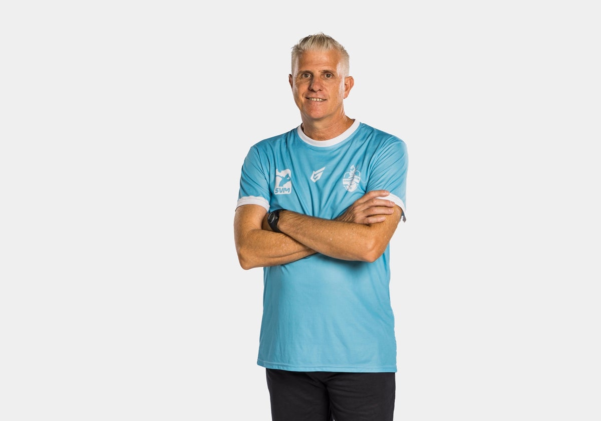 El entrenador argentino posando junto a la camiseta del Conqueridor