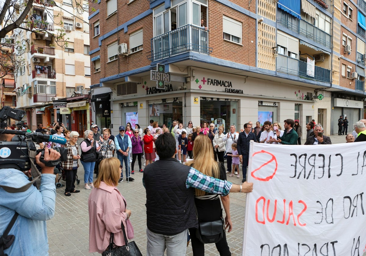 Un momento de la concentración de vecinos en la Fuensanta.