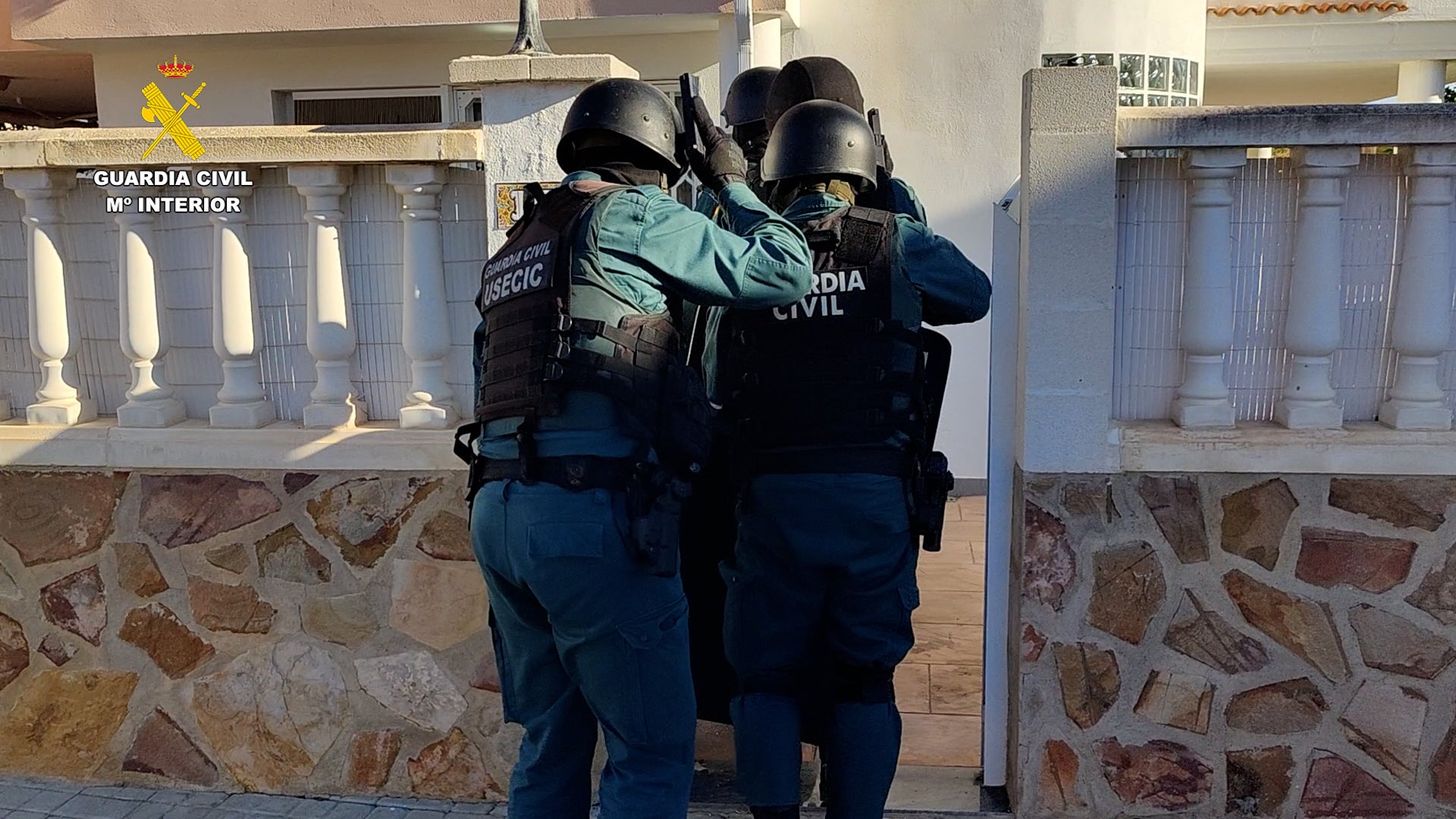 Agentes de la Guardia Civil en el registro de una vivienda.