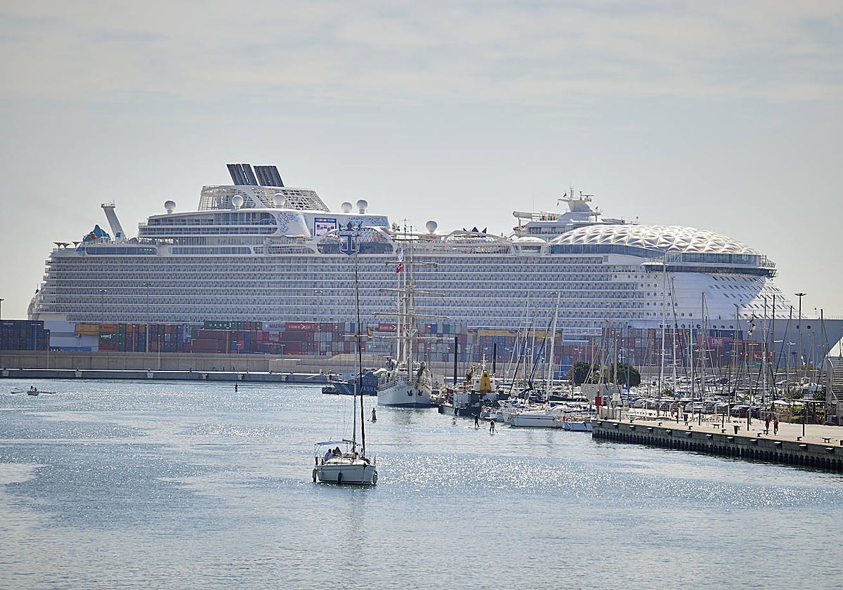 Un crucero en la Marina Real de Valencia.
