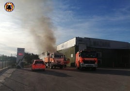 El incendio comenzó en el interior de la empresa.