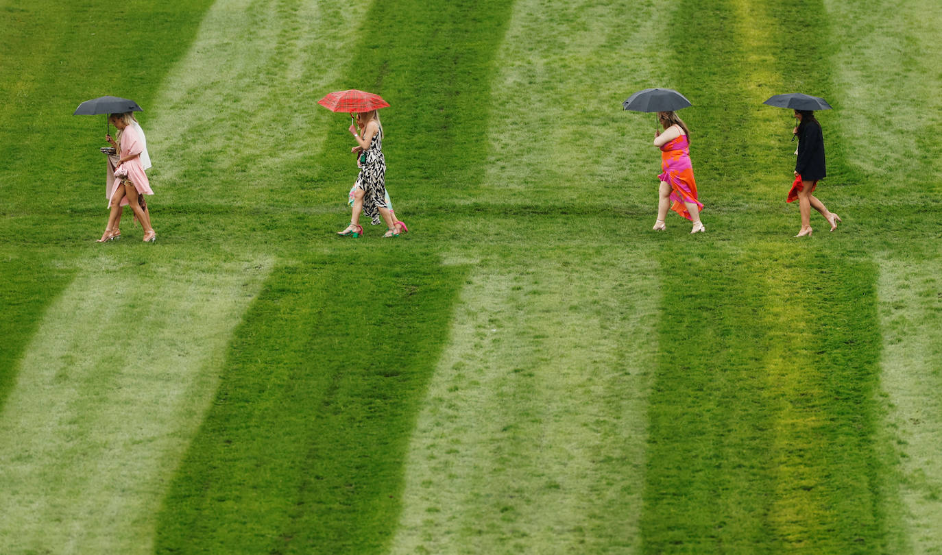 El hipódromo de Liverpool celebra el &#039;Día de las Damas&#039; bajo la lluvia