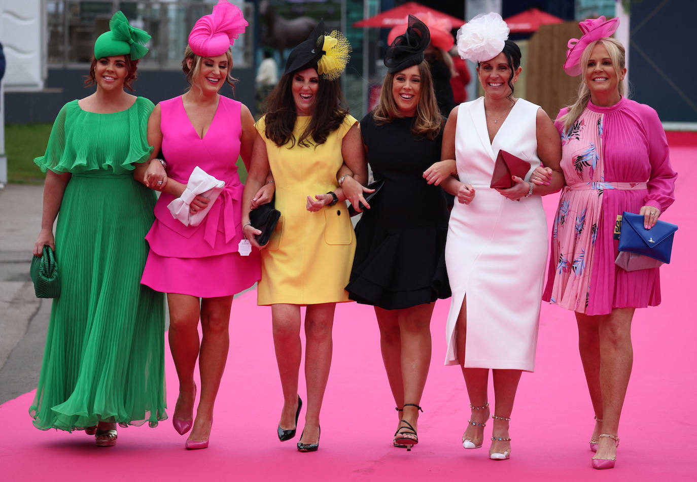 El hipódromo de Liverpool celebra el &#039;Día de las Damas&#039; bajo la lluvia