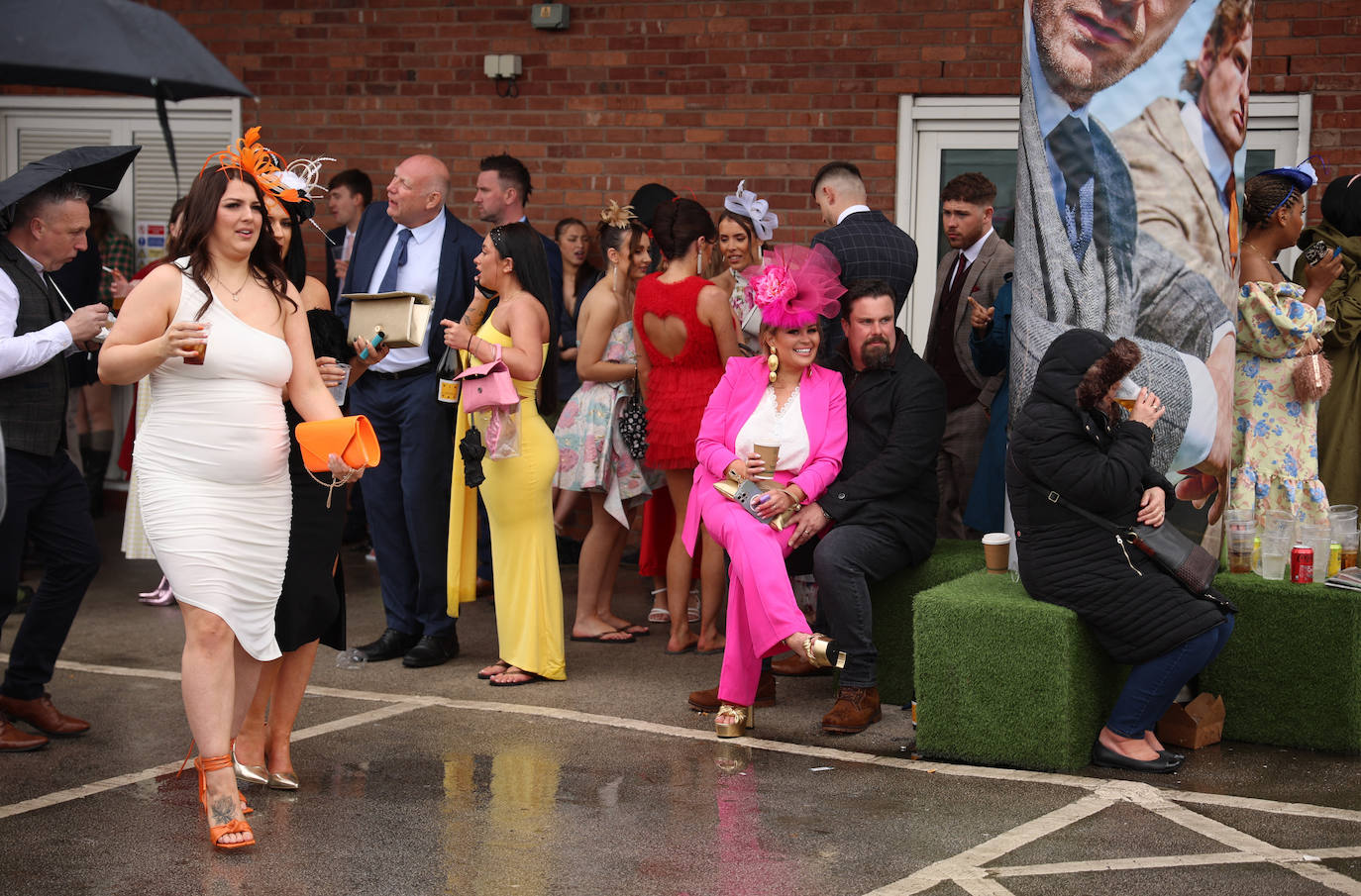 El hipódromo de Liverpool celebra el &#039;Día de las Damas&#039; bajo la lluvia