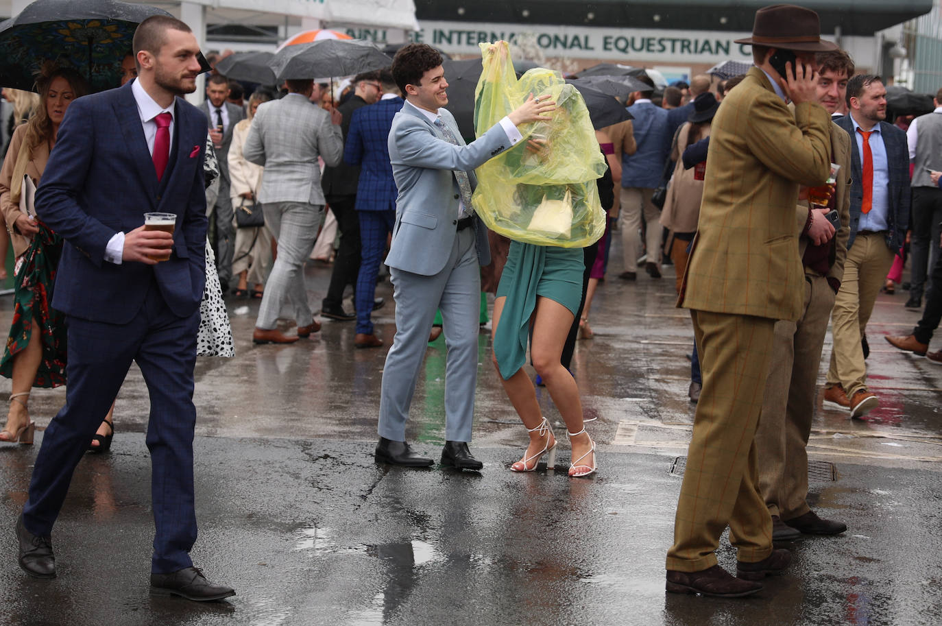 El hipódromo de Liverpool celebra el &#039;Día de las Damas&#039; bajo la lluvia