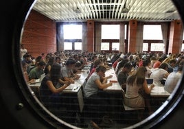 Unos jóvenes universitarios en una clase.