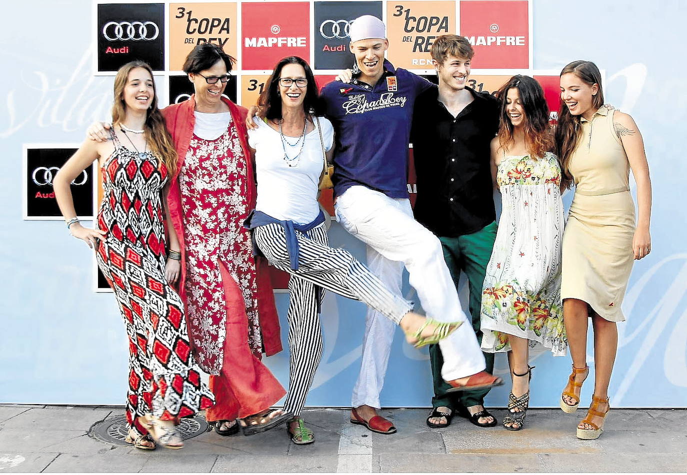 Imagen principal - Arriba, Paola y Lucía Dominguín, con sus hijos Alma, Olfo, Jara y Palito. Falta Bimba Bosé. A la izquierda, Miguel Bosé. Junto a él, José Coronado, que fue pareja de Paola Dominguín.