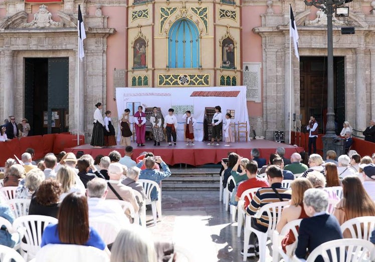 Vista del público y la escenificación de hoy en la plaza de la Virgen.