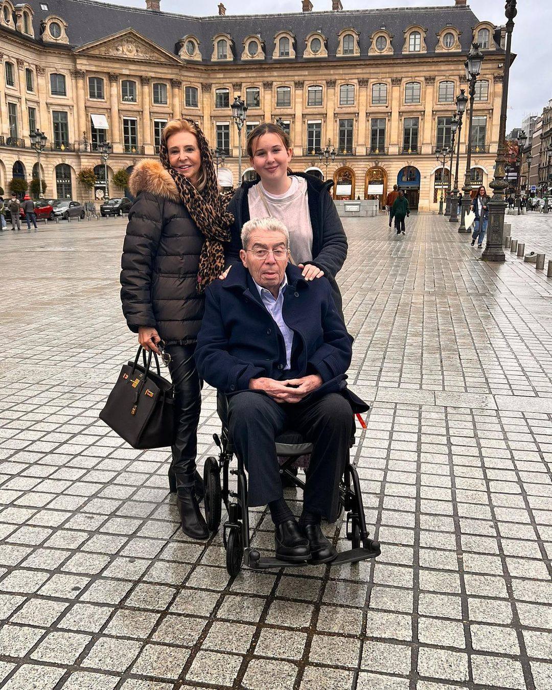 Mayrén Beneyto con su nieta y Ramón Almazán en París.