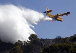 Una avioneta realiza una descarga de agua en una imagen de archivo.