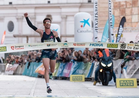 Imagen secundaria 1 - Salida del Maratón de Zaragoza, y los ganadores de la 10K, Carlos Mayo y Iraia Mendia.