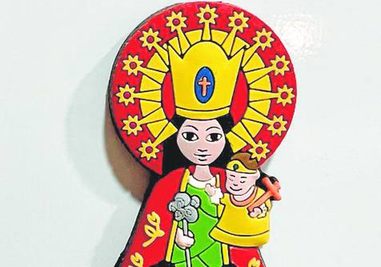 Imán de diseño vanguardista que recoge los detalles iconográficos de la Virgen.