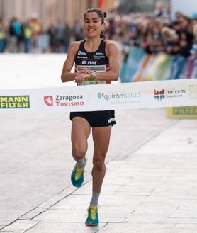 Imagen secundaria 2 - Salida del Maratón de Zaragoza, y los ganadores de la 10K, Carlos Mayo y Iraia Mendia.