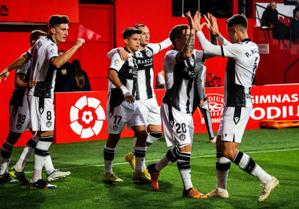 Los jugadores del Levante celebrando un tanto en Anduva, estadio del Mirandés.