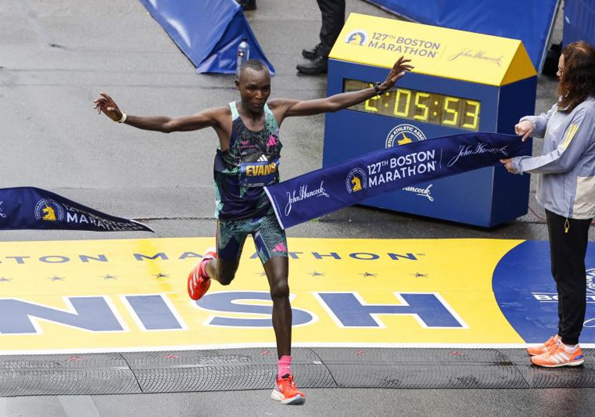 Chebet, en el momento de ganar este lunes el Maratón de boston.