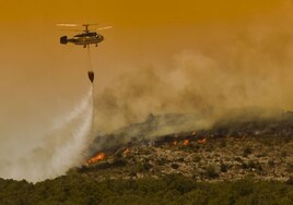 Imagen de archivo de un helicóptero en un incendio.