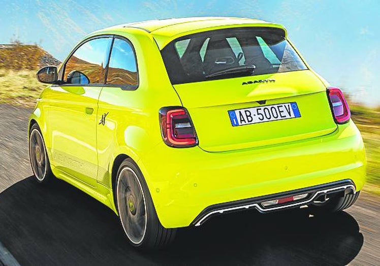 Se ha fabricado sobre la base del Fiat 500e.