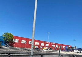 Un coche de la Policía y una ambulancia junto al lugar donde han ocurrido los hechos.