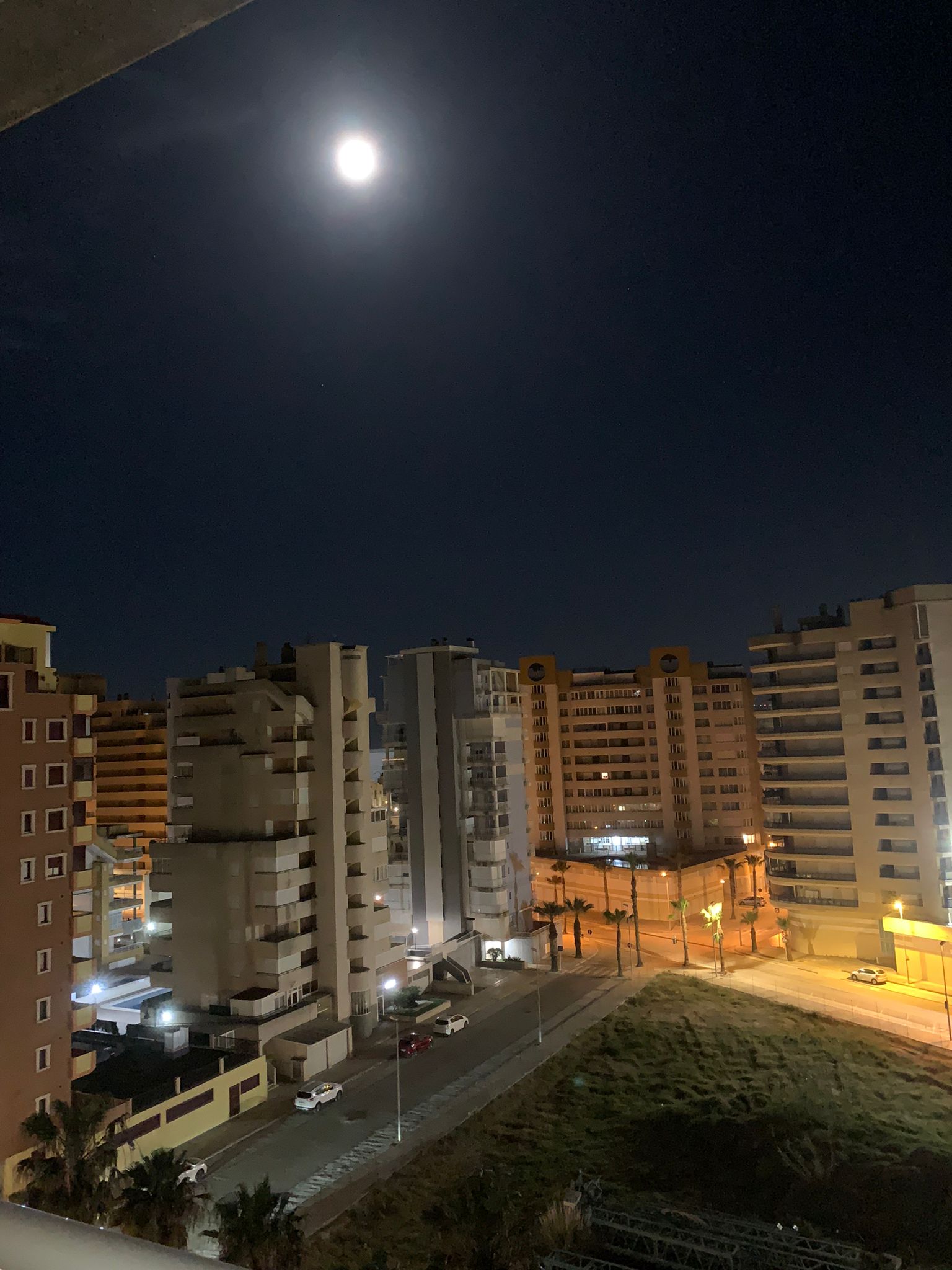 Imagen principal - Una calle con farolas averiadas y restos de obras en La Goleta. 