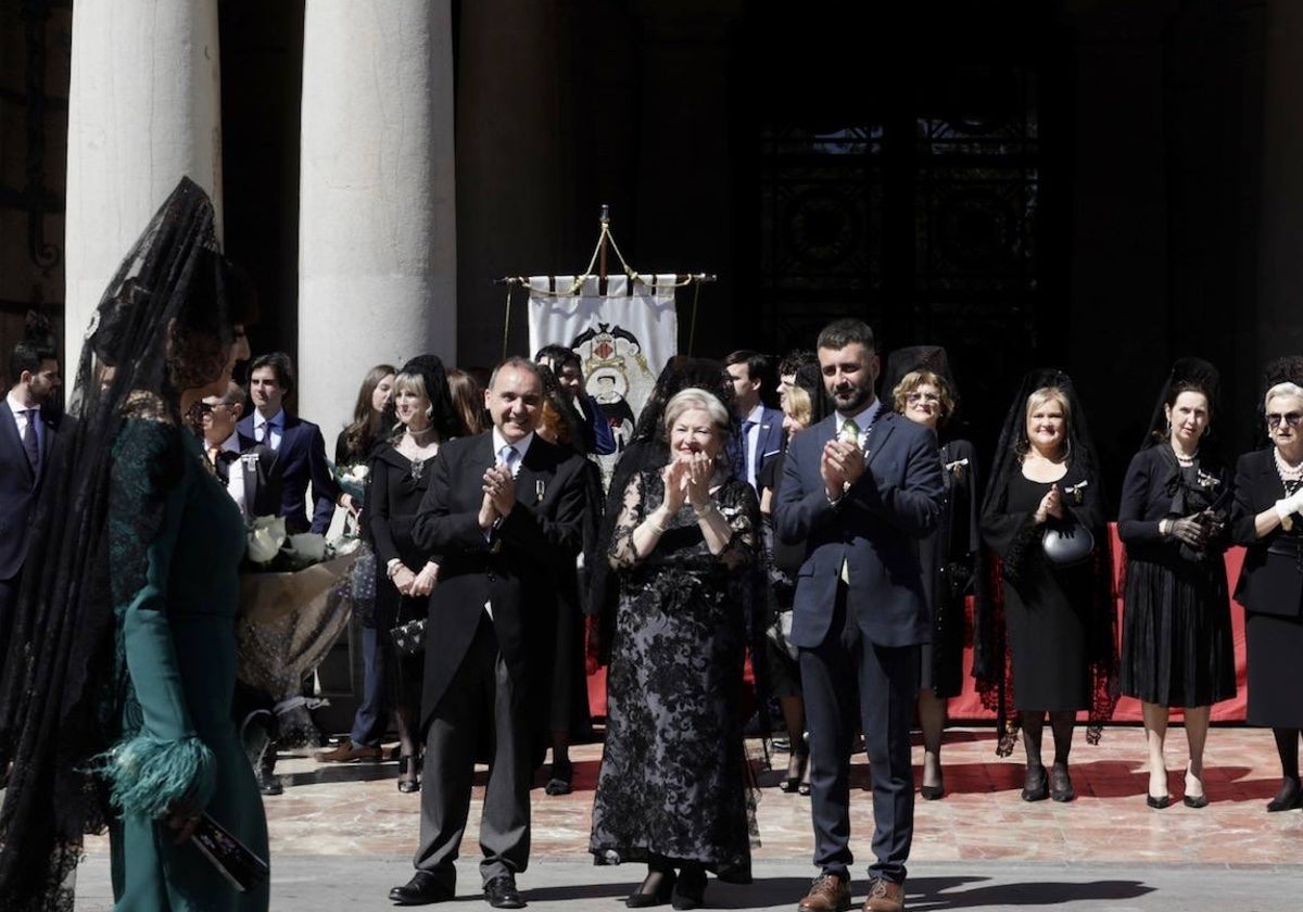 Amparo Chiva, honorable clavariesa vicentina y el edil Pere Fuset, junto a honorables clavariesas de otras ediciones, aplauden en la ofrenda a San Vicente.