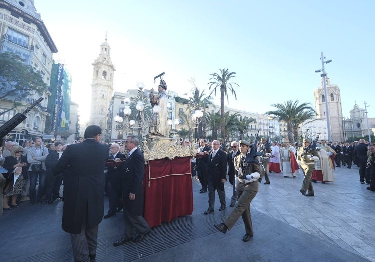 Procesión vespertina de San Vicente que ha regresado este año a la plaza de la Reina.