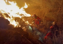 Miembros de la UME en el incendio de Villanueva de Viver.