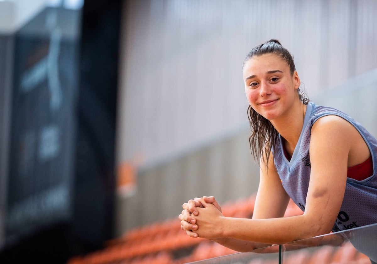 Raquel Carrera posa en L'Alqueria del Basket antes de la entrevista.