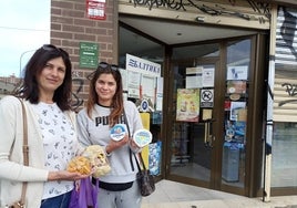 Julia y Natalia, con los alimentos ucranianos que acaban de comprar.