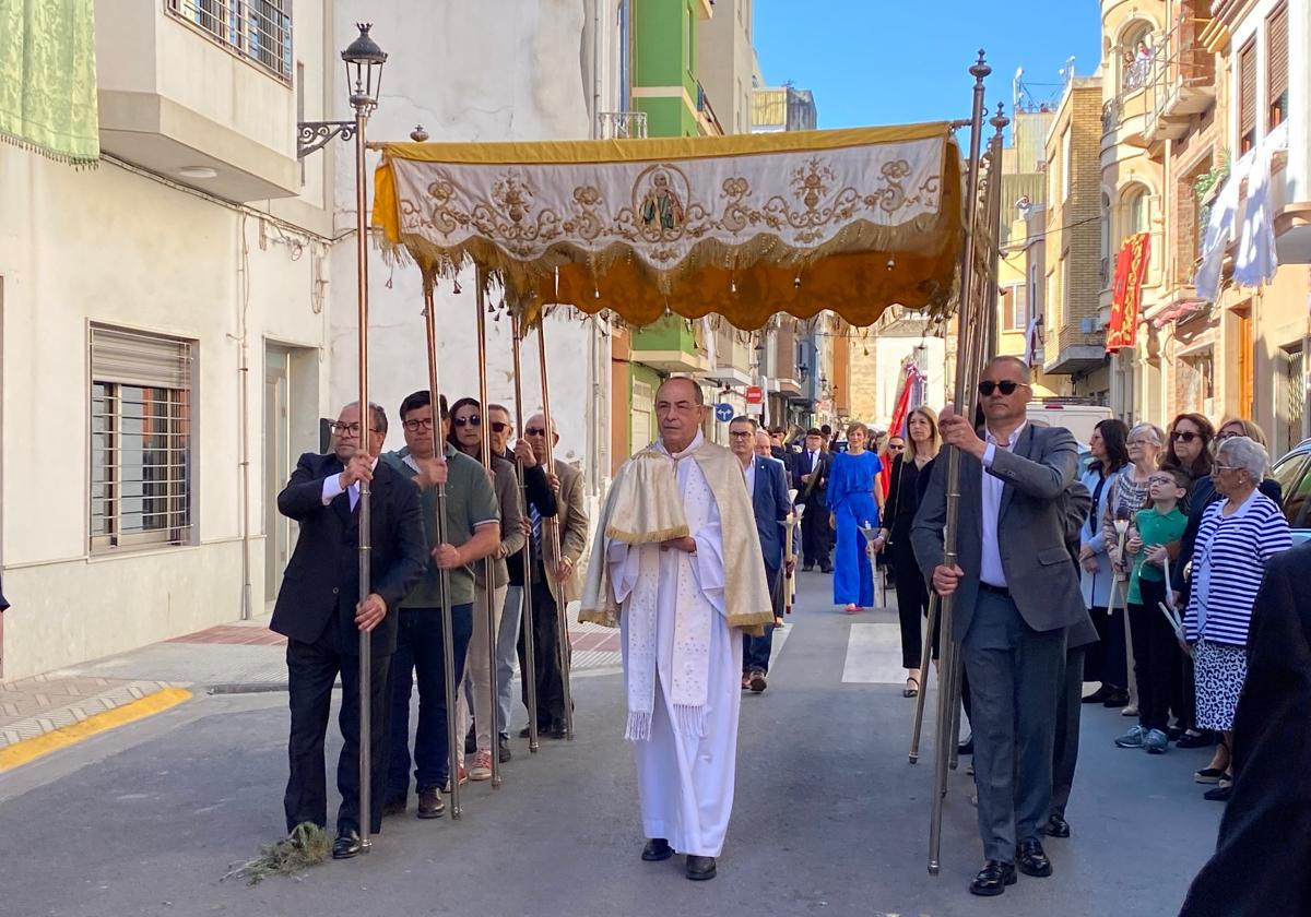 El párroco desfila por las calles de Benifaió.