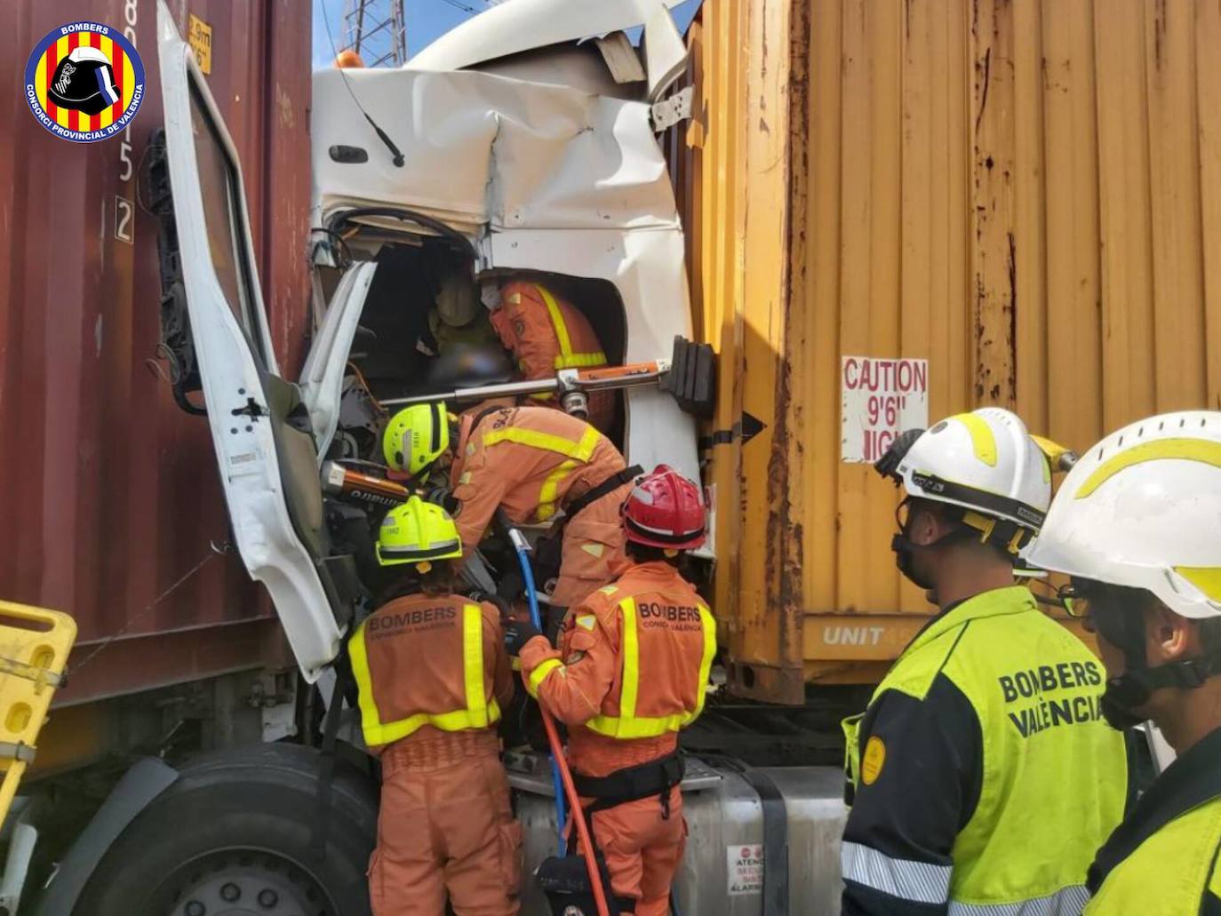 Un accidente entre dos camiones obliga a cortar la A-3 en Xirivella