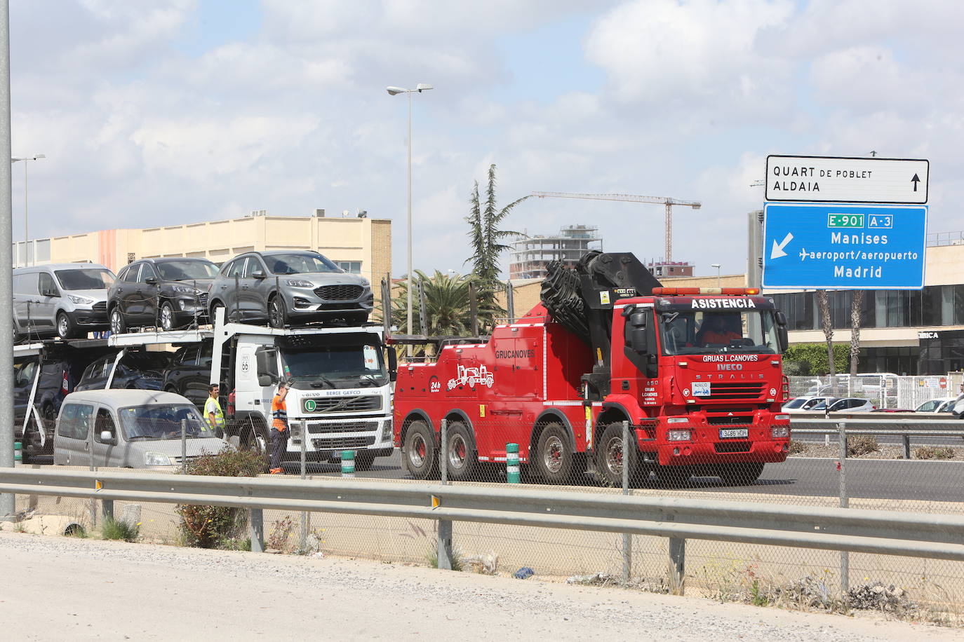 Un accidente entre dos camiones obliga a cortar la A-3 en Xirivella