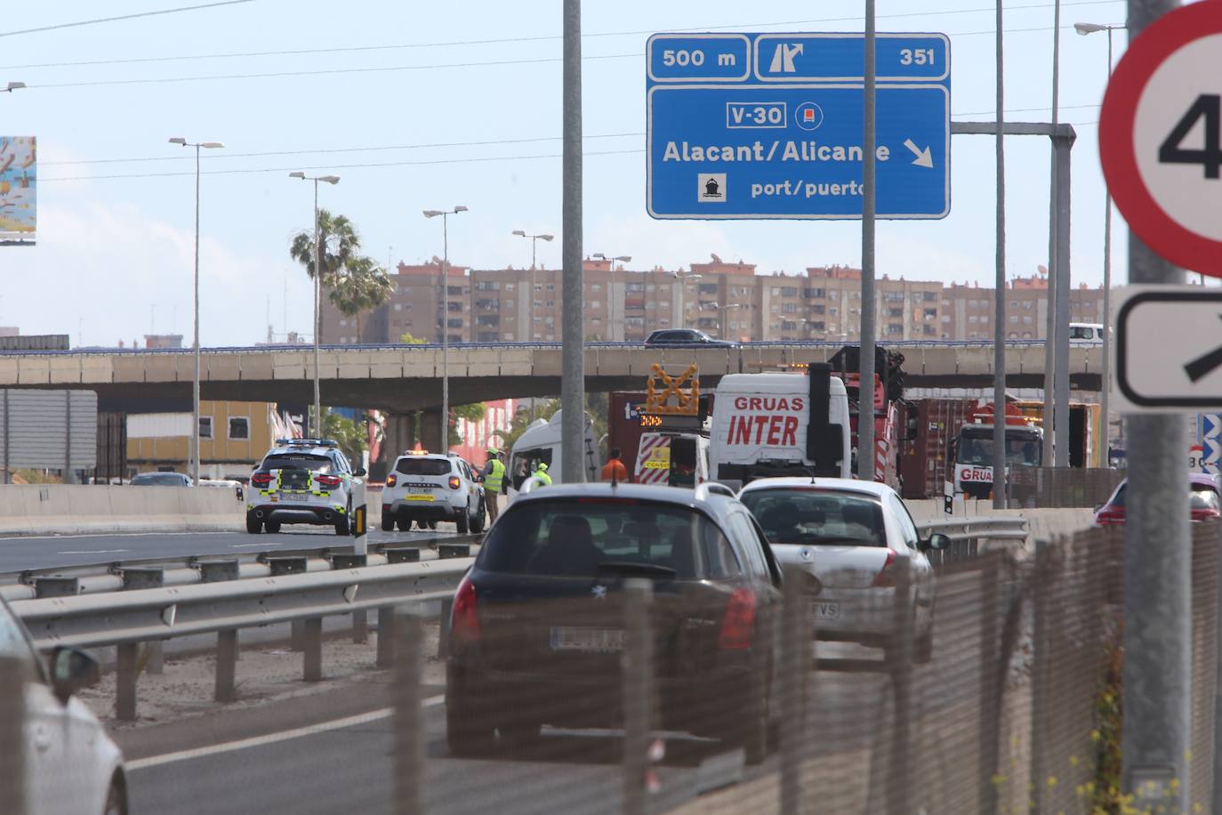 Un accidente entre dos camiones obliga a cortar la A-3 en Xirivella