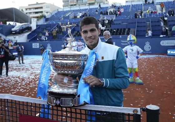 Alcaraz. con la Copa que ganó en 2022 en el Godó.