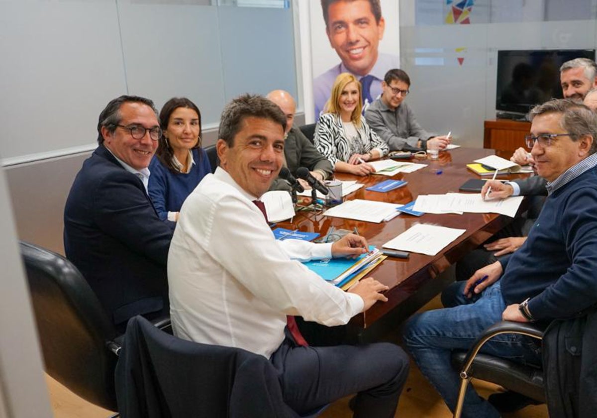 Carlos Mazón preside una reunión del equipo económico del PPCV.