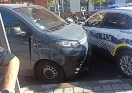 La furgoneta empotrada contra el coche patrulla de la Policía Local.